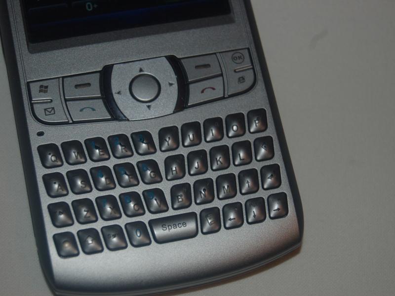 Orsio P745: серебристый телефон с физической клавиатурой и Windows Mobile