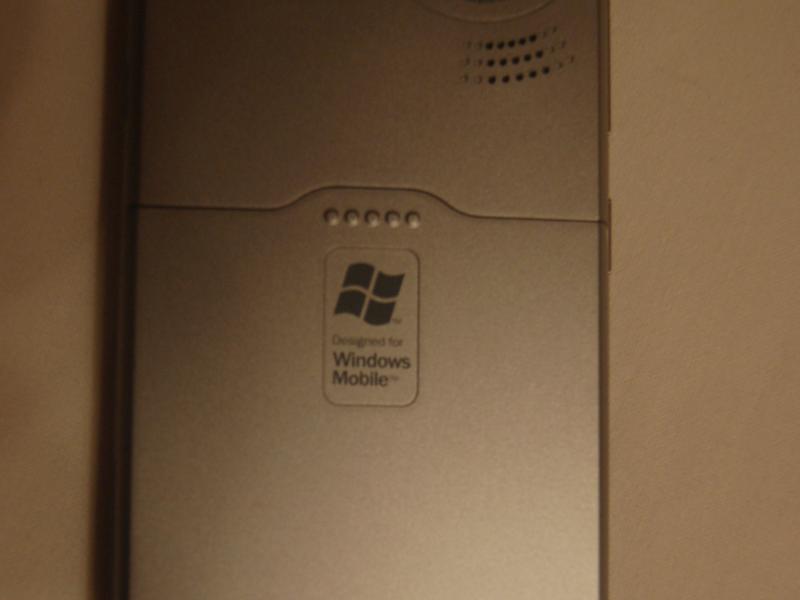 Orsio P745: серебристый гаджет с 2-мегапиксельной камерой и логотипом Windows Mobile