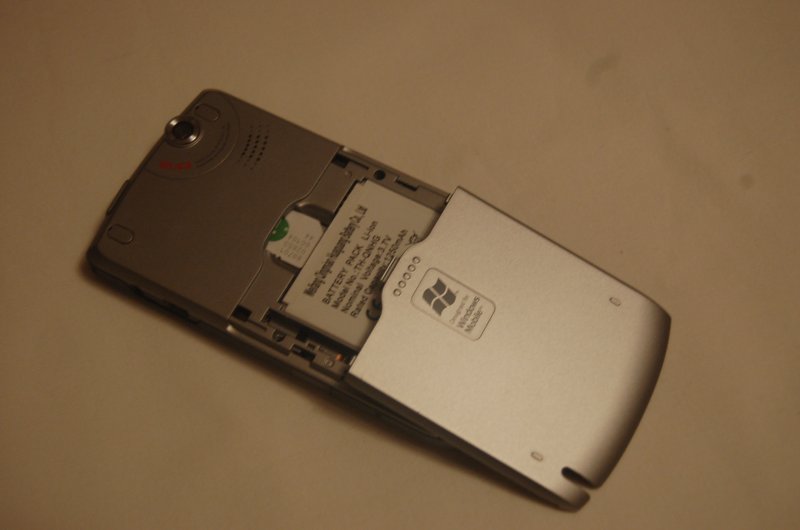 Orsio P745: задняя панель с батареей и SIM-картой в открытом корпусе