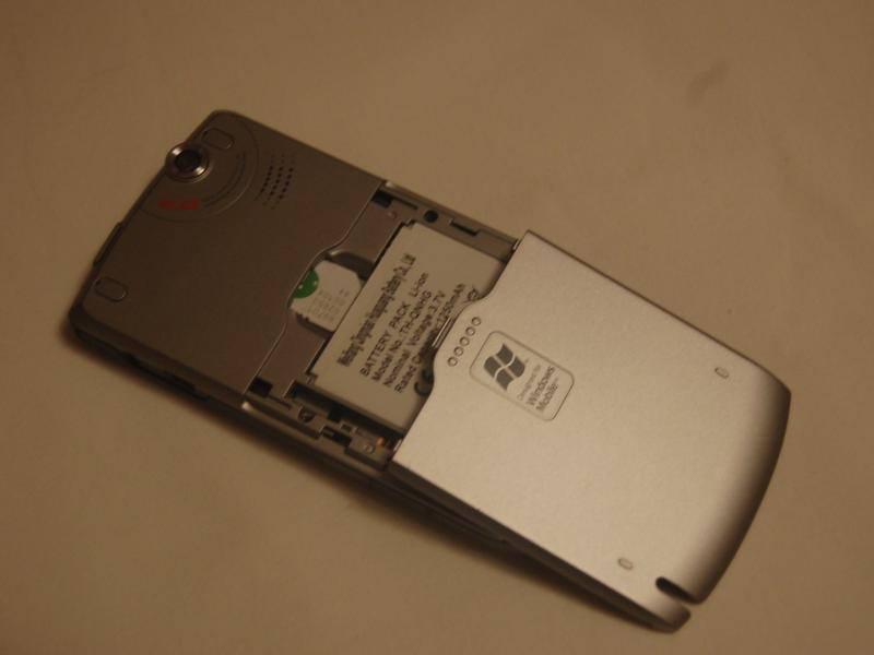 Orsio P745: задняя панель с батареей и SIM-картой в открытом корпусе