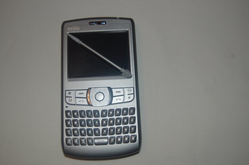 Orsio P745 — серебристый палм-компьютер с ершевым стилусом и QWERTY-клавиатурой