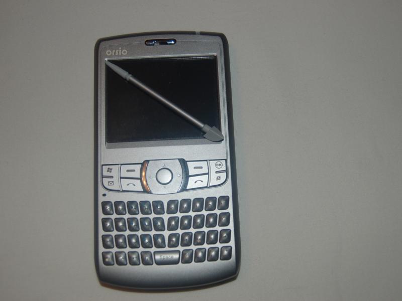 Orsio P745 — серебристый палм-компьютер с ершевым стилусом и QWERTY-клавиатурой