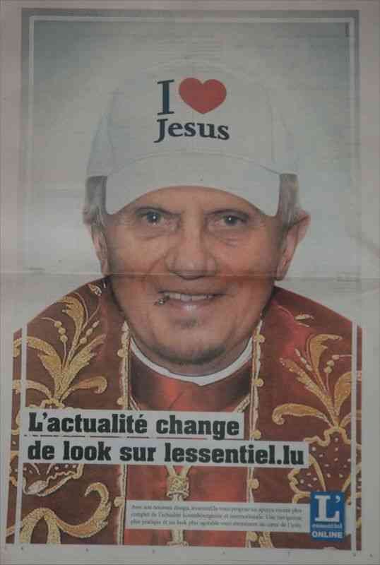 Папа в кепке с надписью I ♥ Jesus и роскошной митре на улице Европы