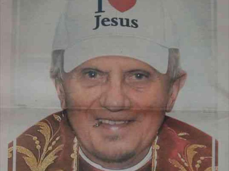 Папа в кепке с надписью I ♥ Jesus и роскошной митре на улице Европы