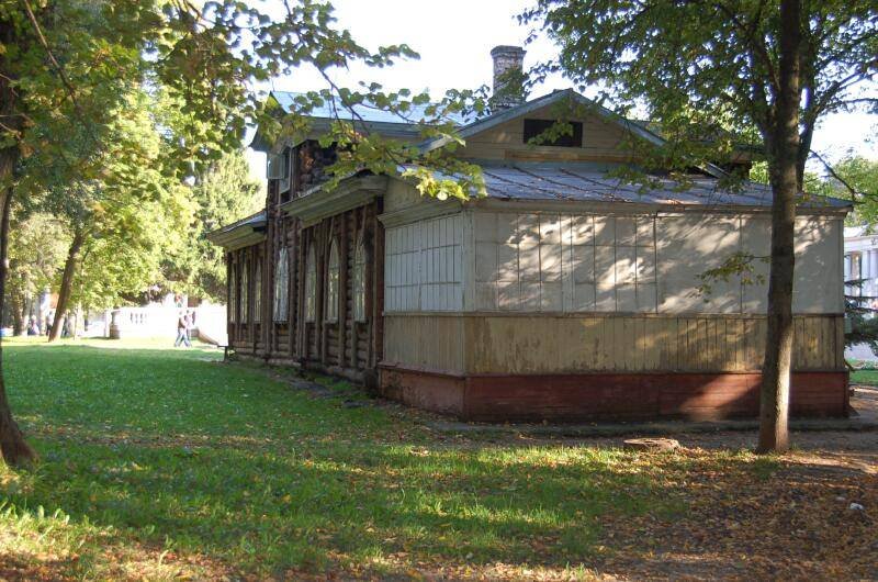 Архангельское, 2006: деревянный дом с фасадом из бревна и обшитой пристройкой