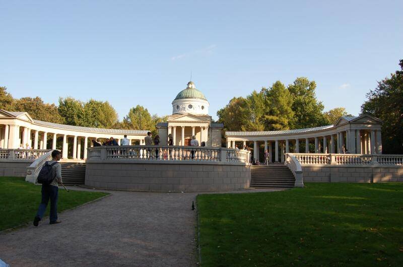Архангельское, 2006: колоннада с куполом и лестницами в парке