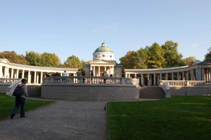 Архангельское, 2006: колоннада с куполом и лестницами в парке