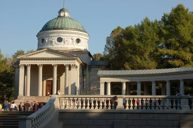 Архангельское, 2006: купол с зелёной медью и колоннада у лестницы