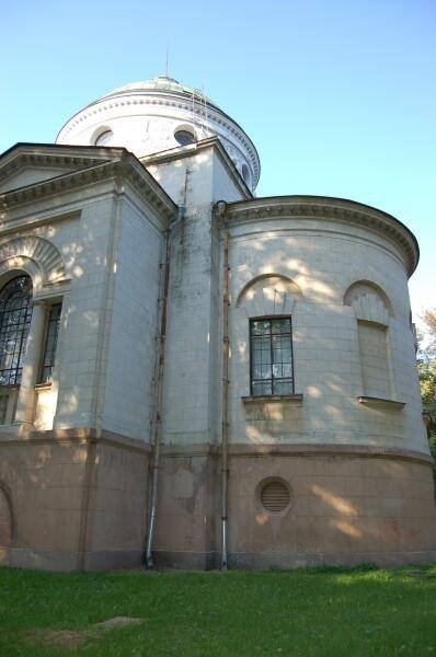 Архангельское, 2006: белокаменный купол и арочные окна церкви