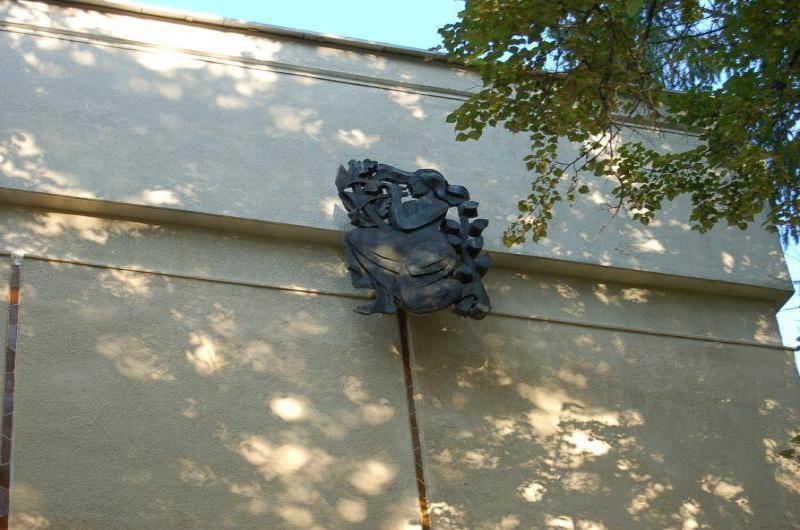 Архангельское, 2006: бронзовая скульптура на фасаде позднесоветского здания