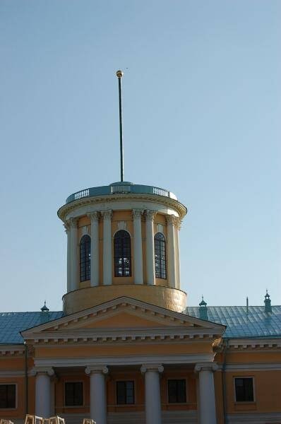 Архангельское, 2006: колоннада с куполом и флагштоком над зданием в стиле классицизма