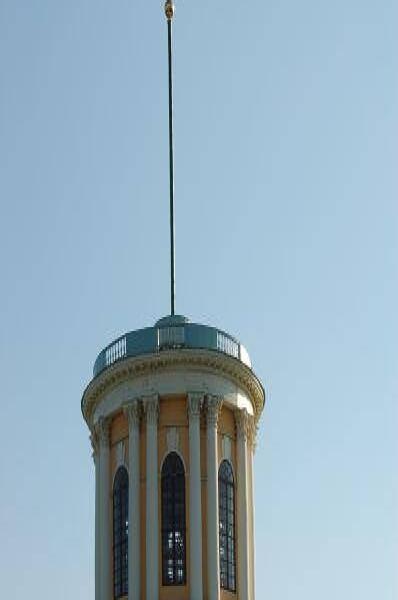 Архангельское, 2006: колоннада с куполом и флагштоком над зданием в стиле классицизма
