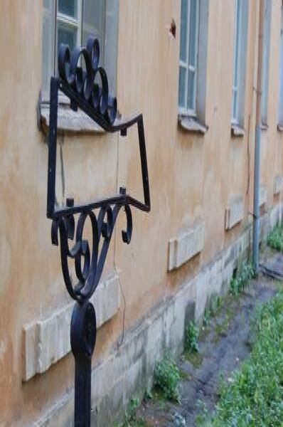 Архангельское, 2006: чугунный почтовый ящик у оштукатуренной стены
