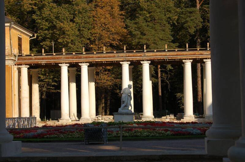 Архангельское, 2006: колоннада с белой статуей и клумбами в тени деревьев