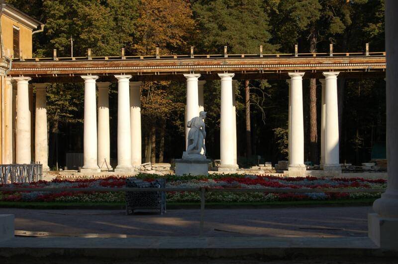 Архангельское, 2006: колоннада с памятником в цветнике