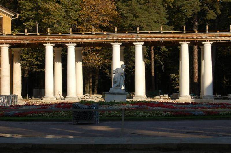 Архангельское, 2006: колоннада с памятником в цветнике