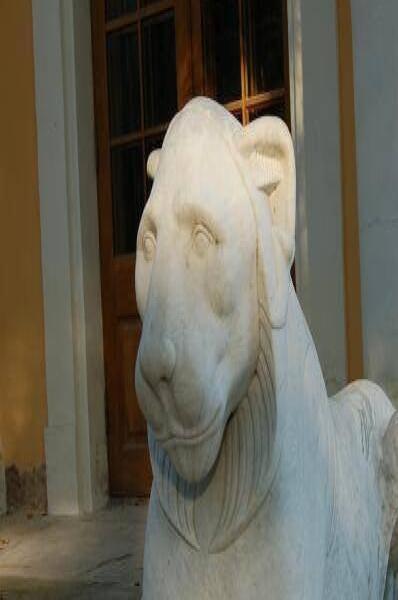 Архангельское, 2006: мраморный лев у дверей деревянного дома