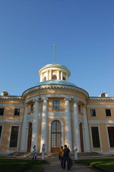 Архангельское, 2006: колоннада с куполом и флагштоком над входом