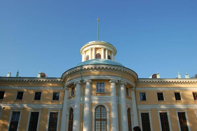 Архангельское, 2006: купол с колоннами и флагштоком над желтоватым фасадом