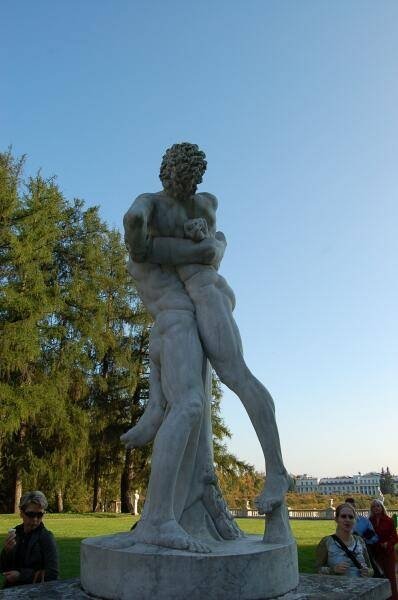 Архангельское, 2006: мраморный борец в парке-парке барокко