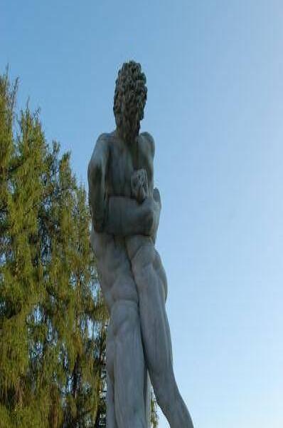 Архангельское, 2006: мраморный борец в парке-парке барокко