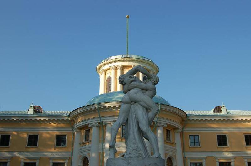 Архангельское, 2006: статуя в обрамлении барочного фасада с куполом
