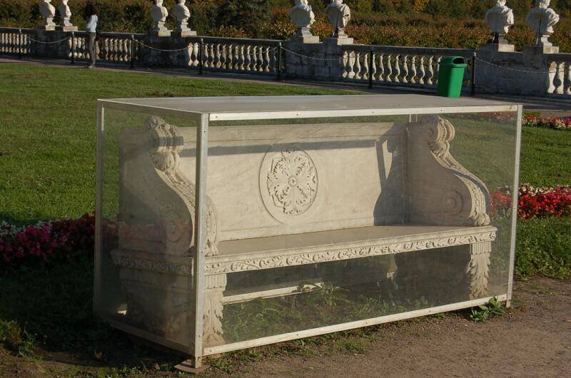 Архангельское, 2006: мраморная скамья в прозрачном кейсе среди цветников