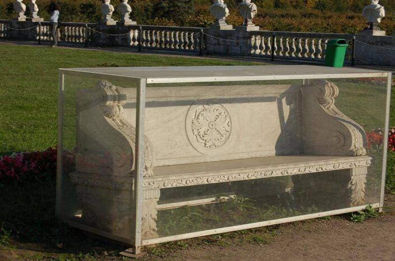 Архангельское, 2006: мраморная скамья в прозрачном кейсе среди цветников