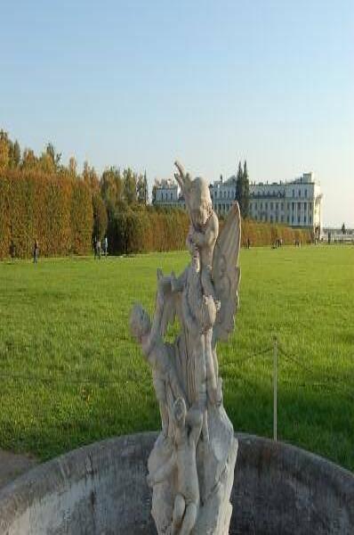 Архангельское, 2006: каменная скульптура в виде крылатого ангела с детьми на фоне парковой зелени