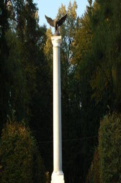 Архангельское, 2006: колонна с орлом и бронзовыми бюстами в парке