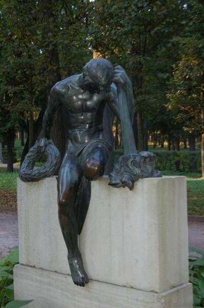 Архангельское, 2006: бронзовая фигура с венком и львом на постаменте