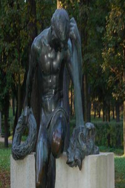Архангельское, 2006: бронзовая фигура с венком и львом на постаменте