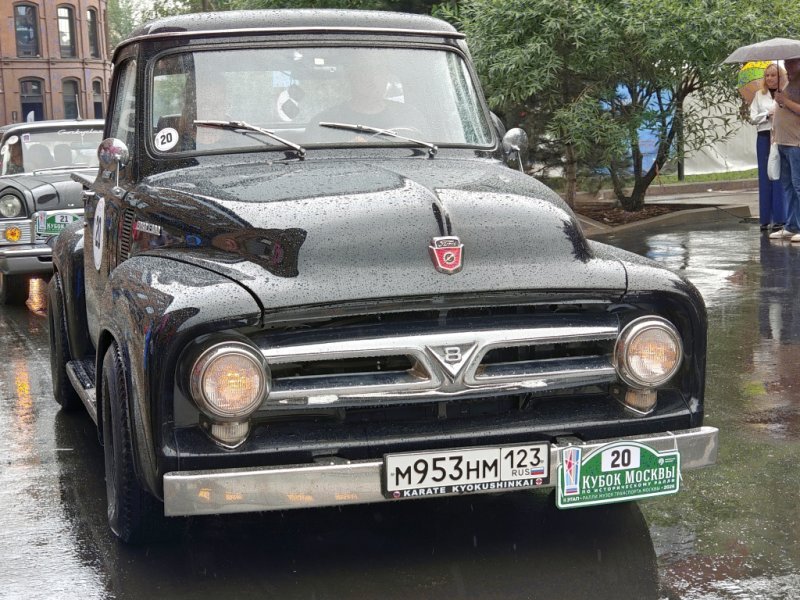 Чёрный Ford F-100 1953 года на «Кубке Москвы» в Арме