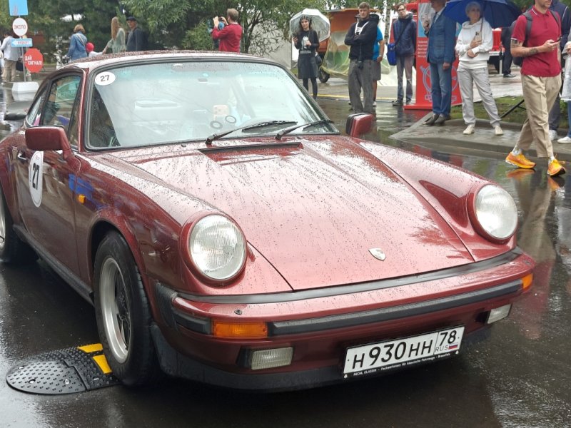 Arma120726: бордовый Porsche 911 на мокрой улице с номером H 930 HH 78 RUS