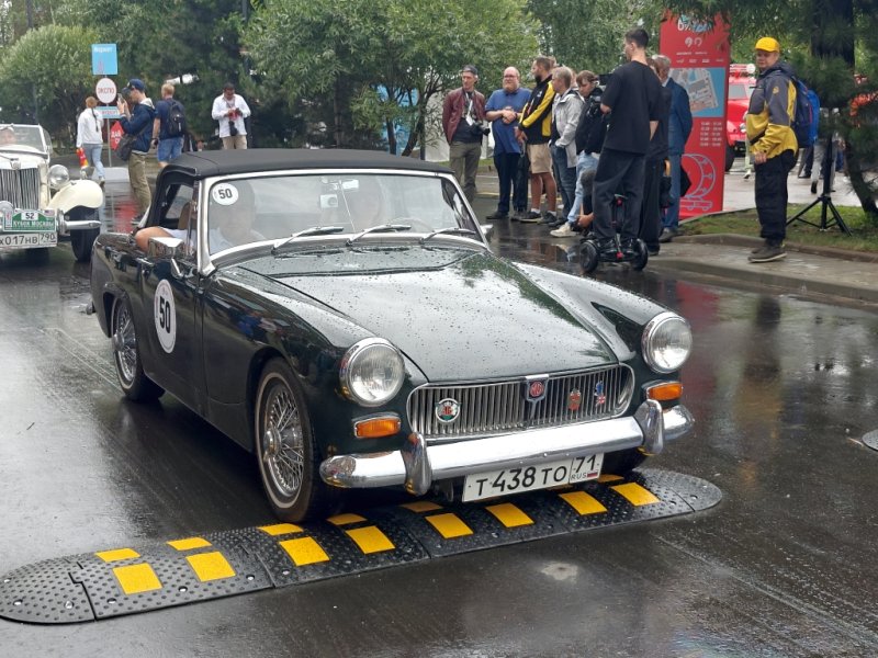 Зелёный MG Midget на бордюре с жёлтыми полосами в Арме, 2026