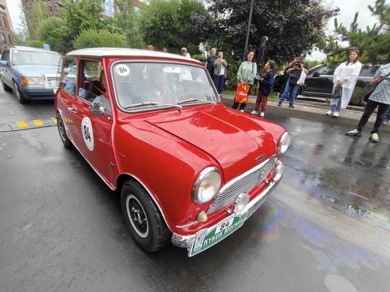 Красный Mini Cooper с номером 84 на улице Arma120726 в Москве