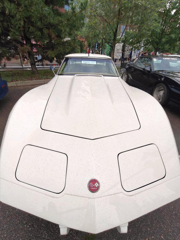 Белый Corvette C3 