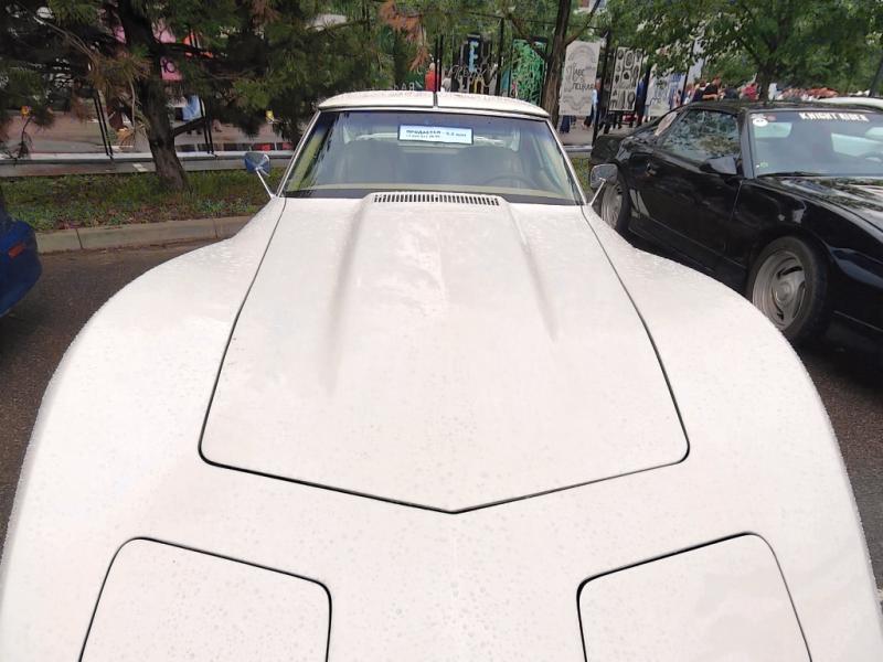 Белый Corvette C3 