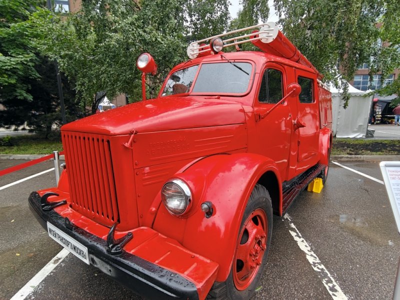 Красный пожарный автомобиль ПМГ 36 (1959)