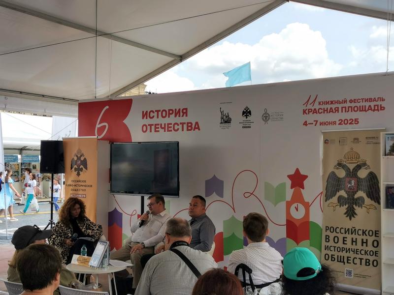 11-й книжный фестиваль Красная площадь 2025: дискуссия под навесом