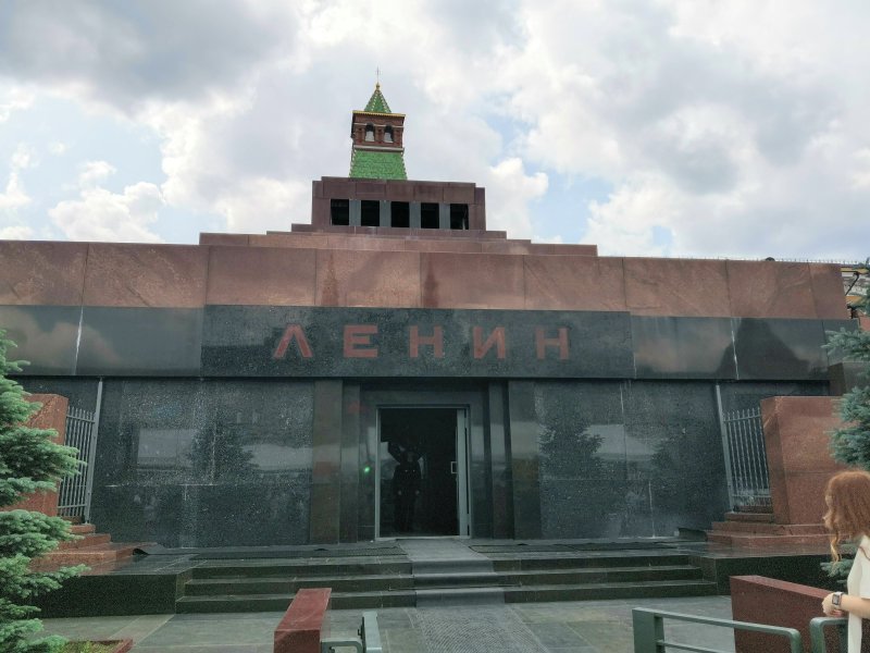 Мемориал Ленину на Bookfest 2025: бронзово-гранитная структура с зелёной шатровой башней