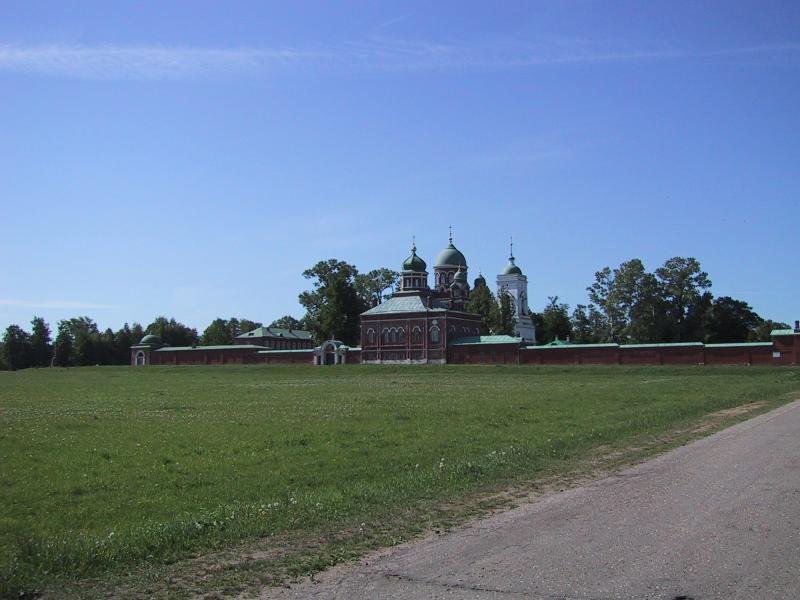 Бородинское поле, май 2002: Красная церковь и белая колокольня за кирпичной оградой