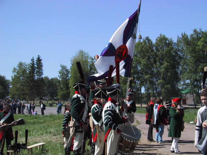 Бородинское поле, май 2002: реконструкция батальона с флагом в бело-фиолетово-синих полосах