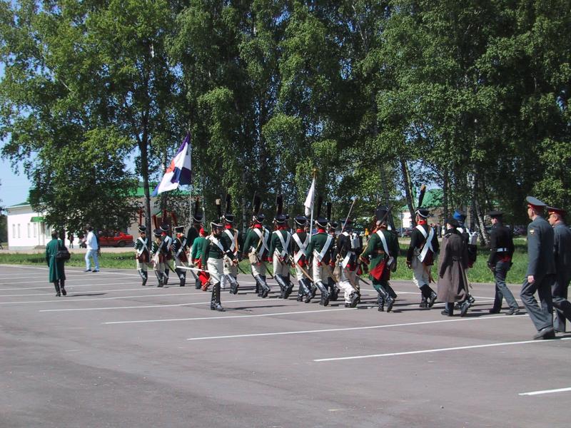 Бородинское поле, май 2002: реконструкция пехоты Наполеоновских войн в зелёных мундирах с белыми лентами
