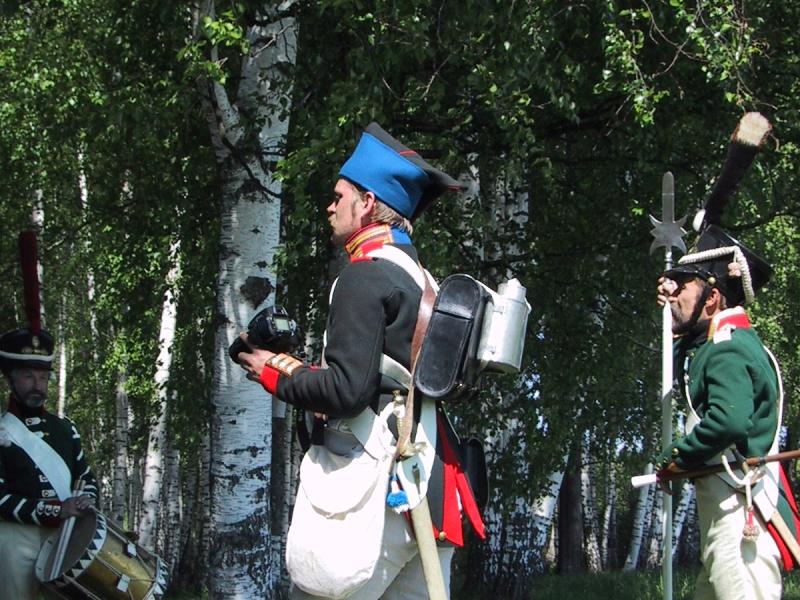 Бородинское поле, май 2002: солдаты в исторических костюмах среди берёз