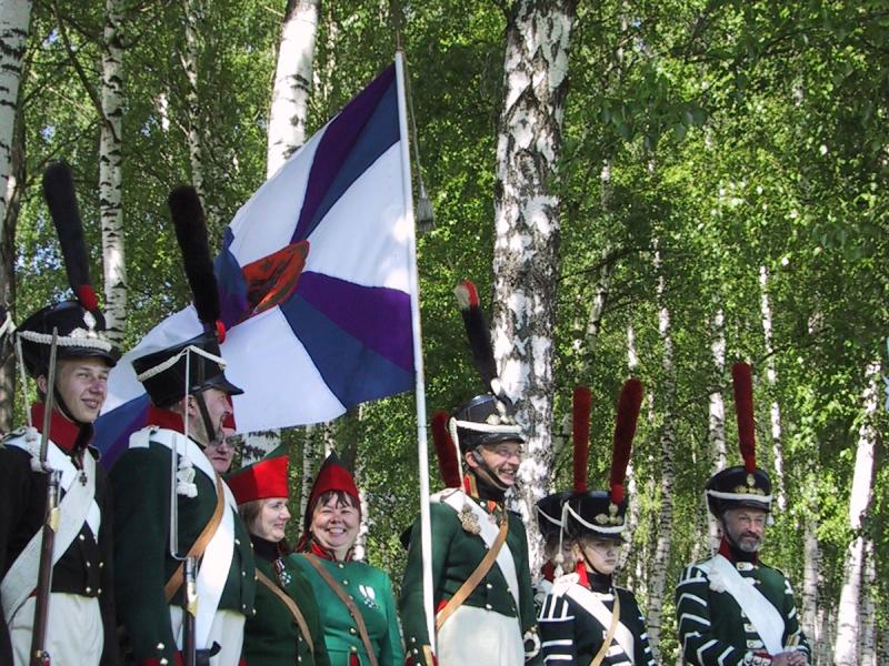 Бородинское поле, май 2002: реконструкция русской пехоты в зелёных мундирах с флагом