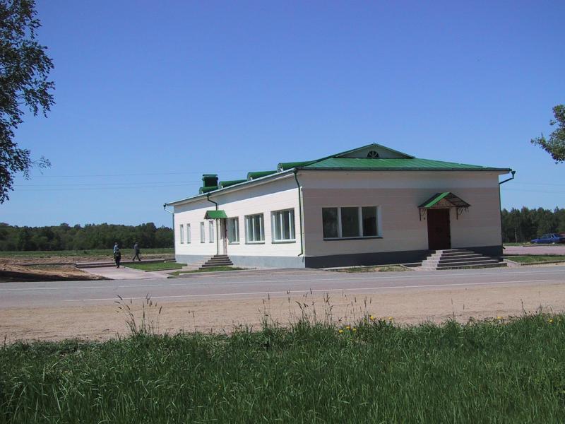 Бородинское поле, май 2002: белое здание с зелёной крышей у дороги