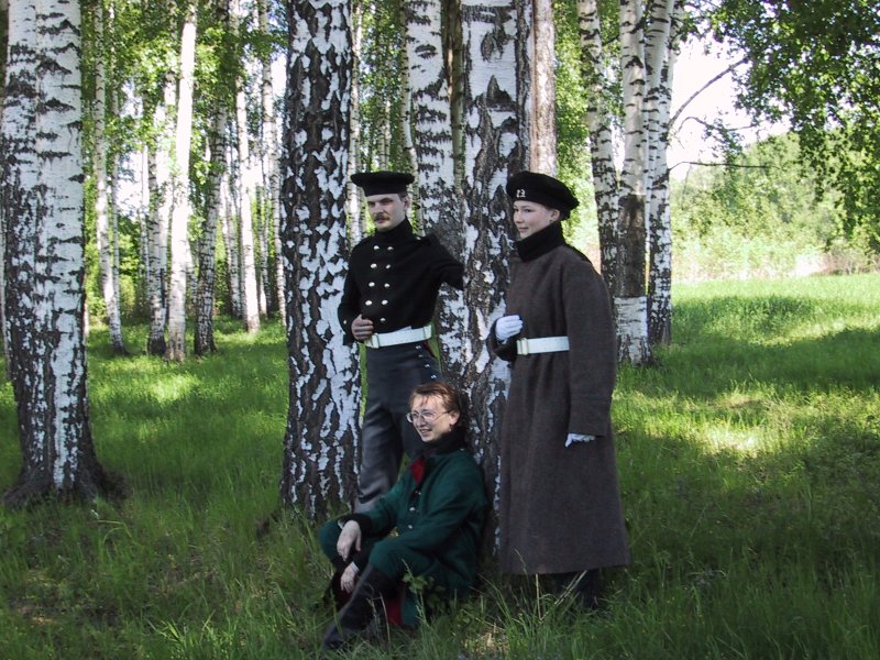 Бородинское поле, май 2002: три фигуры в исторических костюмах у берёз