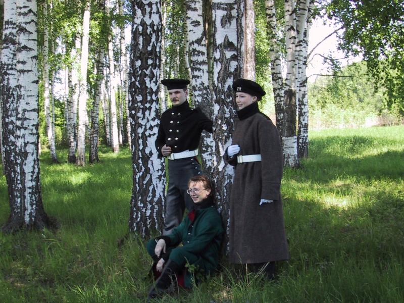 Бородинское поле, май 2002: три фигуры в исторических костюмах у берёз