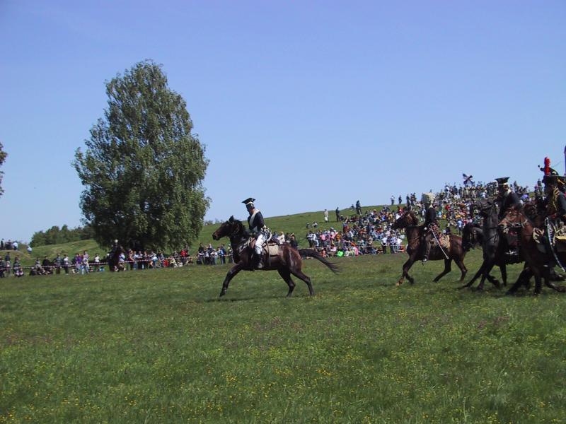 Бородинское поле, май 2002: кавалеристы в исторических формах на зелёном холме